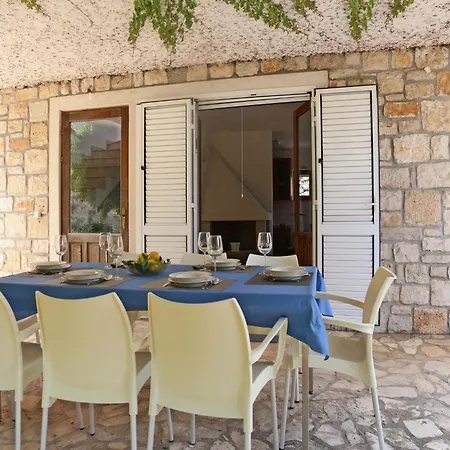 Holiday Home In Lumbarda With Garden, Cleaning Included Σπίτι διακοπών *